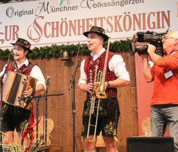 Auftritt im Zelt "Zur Schönheitskönigin"